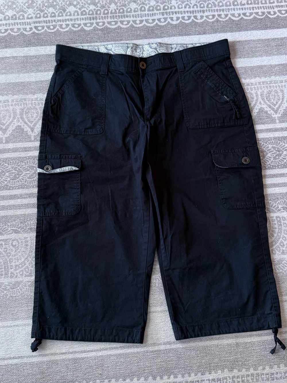 Eddie Bauer Bermuda Cargo 
Black Shorts 
 Size 16